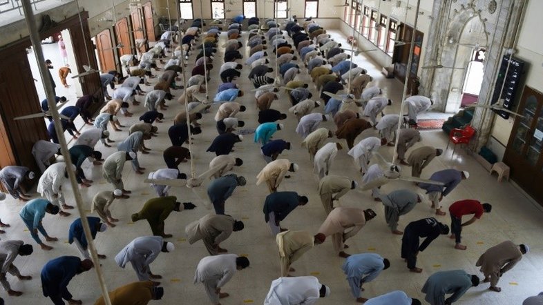 Na Ásia, muçulmanos ignoram isolamento para celebrar o Ramadã