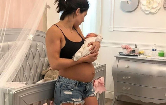 Bella Falconi chora e desabafa por não conseguir amamentar filha
