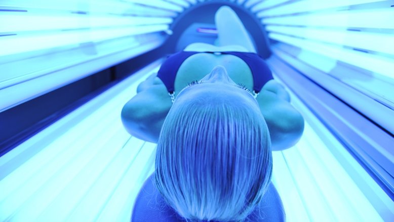 Vício em bronzeamento artificial faz mulher perder pedaço do rosto