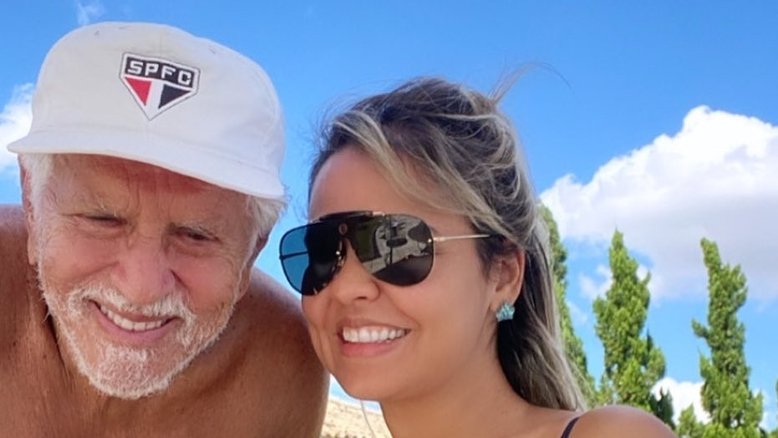 "Ao lado de quem lhe traga alegria", diz mulher Carlos Alberto de Nóbrega em foto com ele