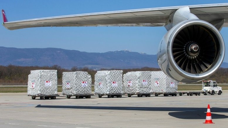 Foto de 6 de abril de 2020 de suprimentos de proteção médica da China descarregados de um avião de carga Boeing 747 no aeroporto de Genebra - POOL/AFP