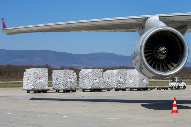 Foto de 6 de abril de 2020 de suprimentos de proteção médica da China descarregados de um avião de carga Boeing 747 no aeroporto de Genebra - POOL/AFP