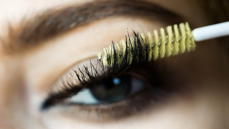 Mulher quase fica cega após dormir sem tirar maquiagem dos olhos