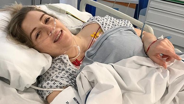 Mulher sofre derrame após estalar o pescoço