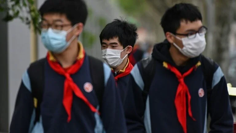 Estudantes chineses voltam às aulas com fortes medidas de segurança e medo do coronavírus