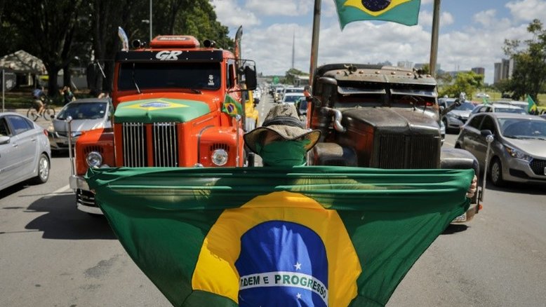 Carreata em Brasília apoia Bolsonaro após polêmica renúncia de Moro