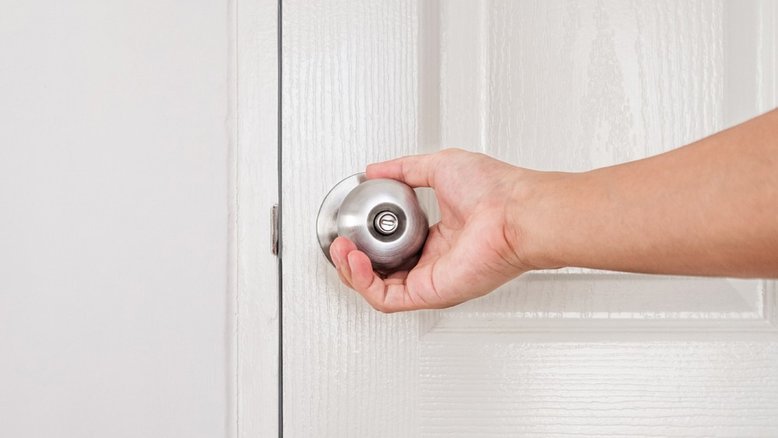 Por que fechar a porta do quarto antes de dormir pode salvar sua vida