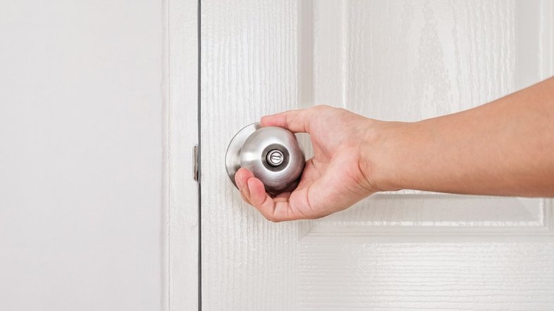 Por que fechar a porta do quarto antes de dormir pode salvar sua vida