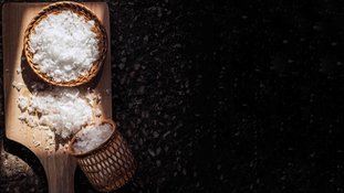 Flor de sal: o que é, benefícios e receita de bolo de flor de sal