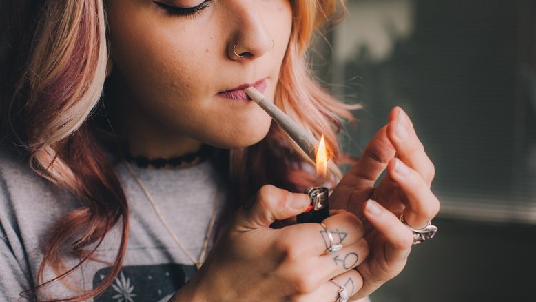 Após ataques de vômito, mulher descobre doença por fumar maconha