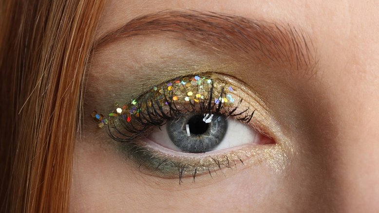 Atenção no Carnaval: glitter no rosto faz mulher perder um olho