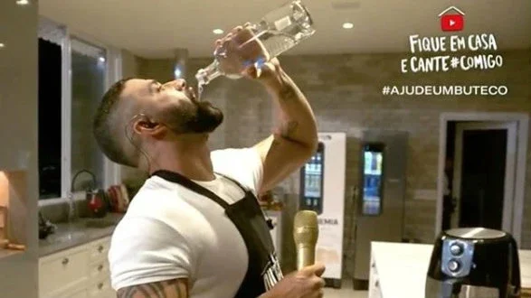 Após fazer fã passar mal com bebida em show, Gusttavo Lima já teve o mesmo problema em live