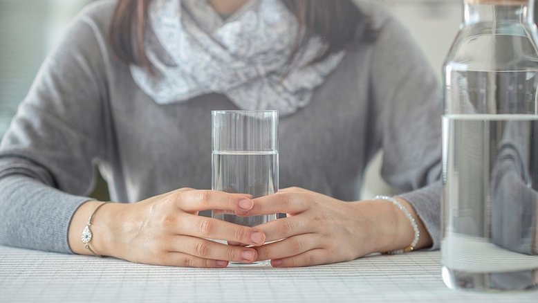 Jejum de água é algo que você nunca deveria fazer para emagrecer