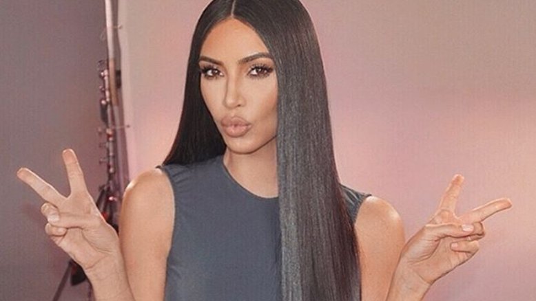 Kim Kardashian posta foto e chama atenção para psoríase