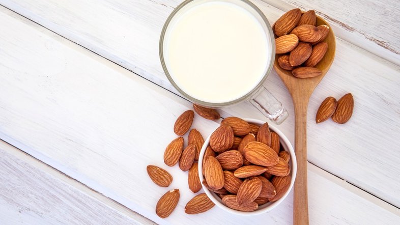 Afinal, leite de amêndoas é uma boa opção de bebida vegetal?