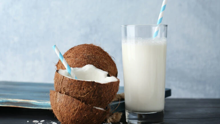 Este é o motivo pelo qual você não deveria beber leite de coco