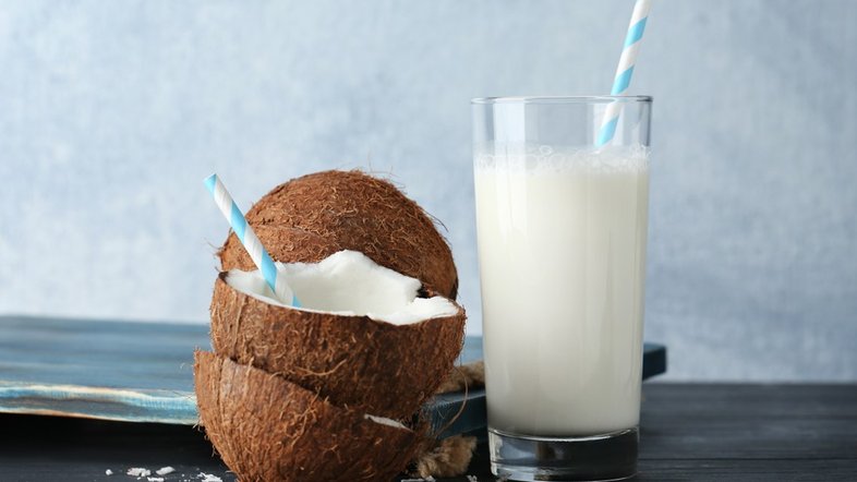Este é o motivo pelo qual você não deveria beber leite de coco