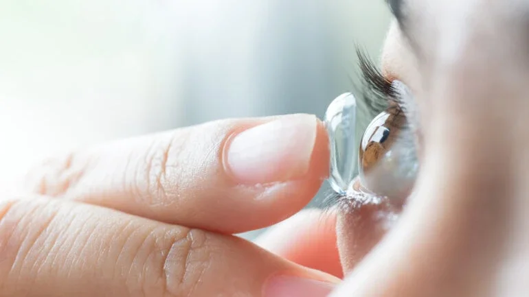 Casos de cegueira por uso de lentes de contato triplicam em 5 anos