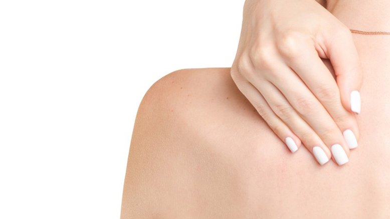 Médica destrói lipoma gigante no ombro de paciente; assista o vídeo!