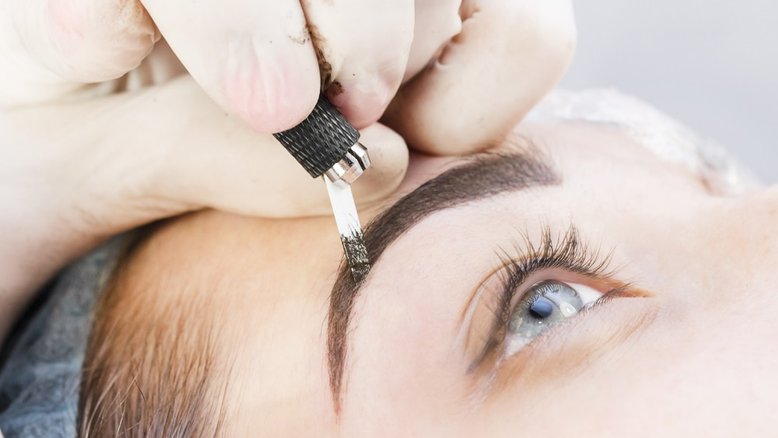 Mulher sofre infecção horrível após fazer sobrancelha com microblading