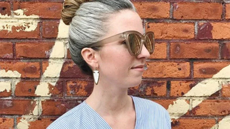 Inspiração: mulher assume cabelo grisalho aos 28 anos