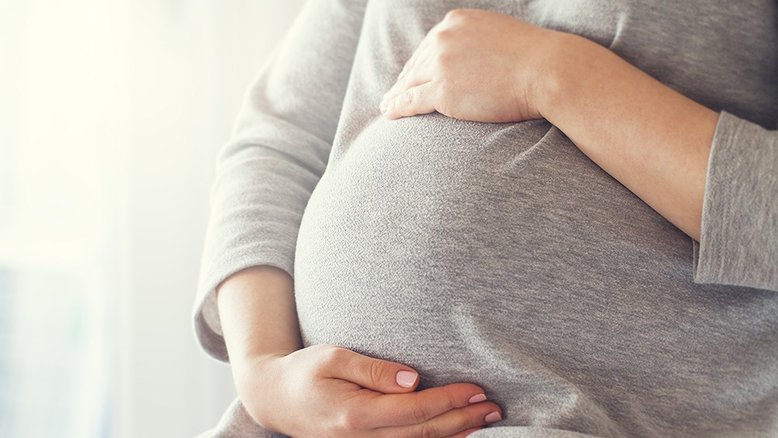 Mulher nascida sem útero consegue engravidar após passar por transplante raro