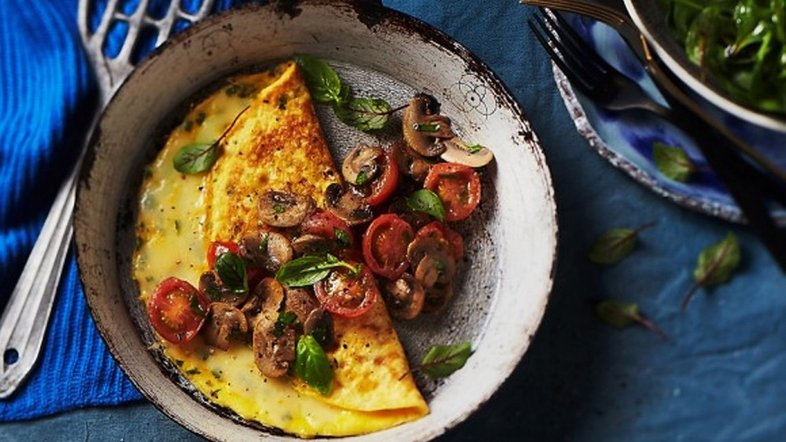 Receita de omelete de cogumelos com tomate e queijo
