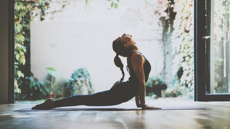 4 posturas de yoga para te ajudar a dormir