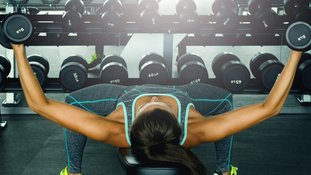 Como fazer crucifixo com halteres corretamente