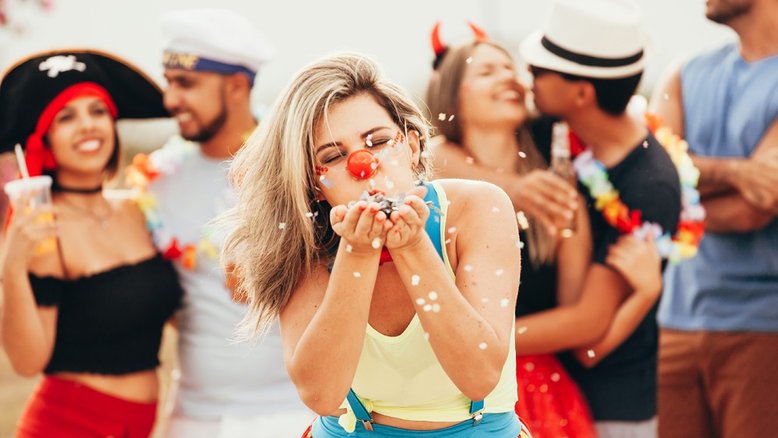 21% dos brasileiros já decidiram terminar relacionamento para curtir Carnaval