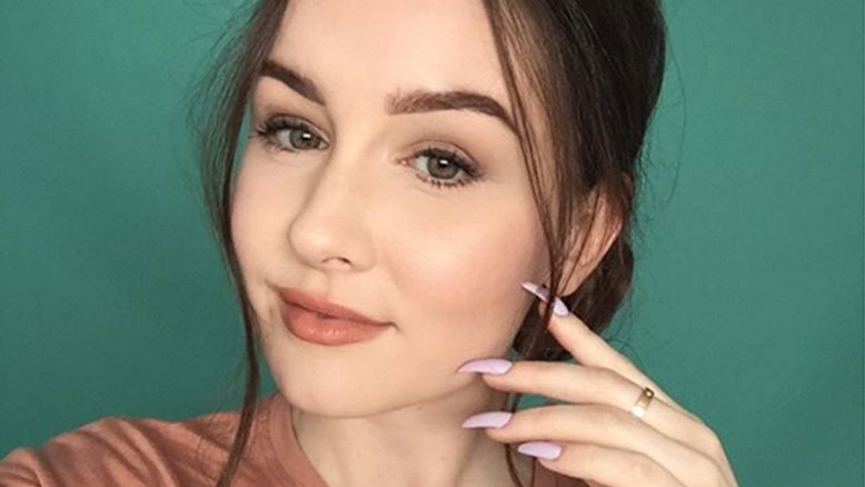 Blogueira mostra verdade dolorosa por trás das unhas de acrílico