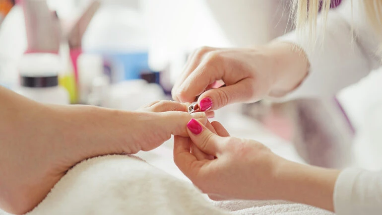 Oi? Mulher perde unhas dos pés após ir a pedicure de peixes