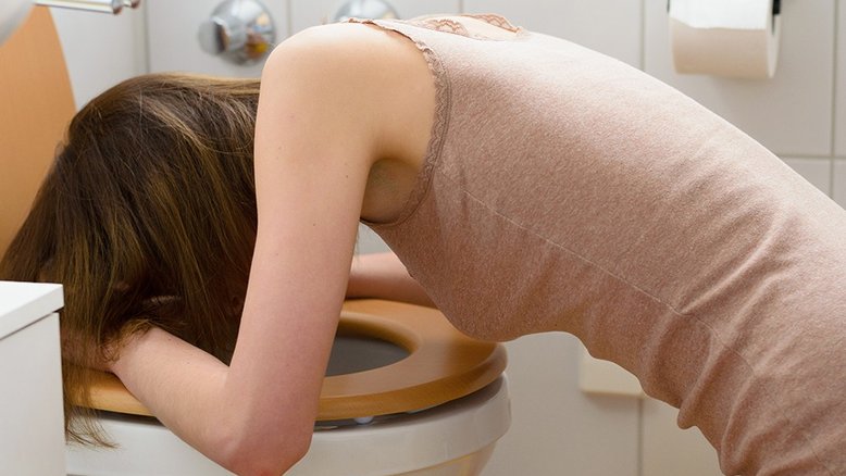 Mulher não come há 16 meses por vomitar tudo que ingere