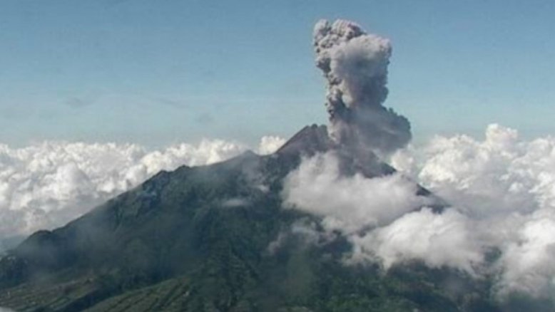 Vulcão Krakatoa entra em erupção na Indonésia