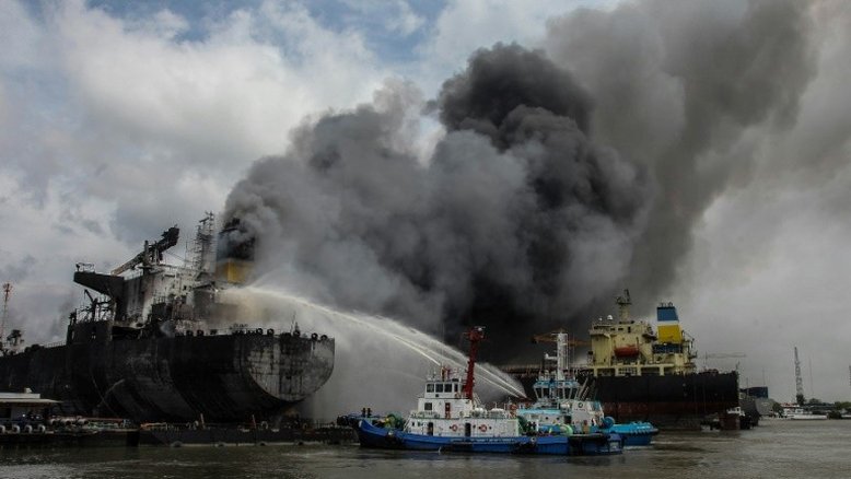 Incêndio em petroleiro mata sete pessoas na Indonésia