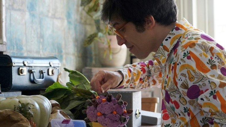 Artista britânico esculpe todos os dias um coronavírus com frutas e verduras