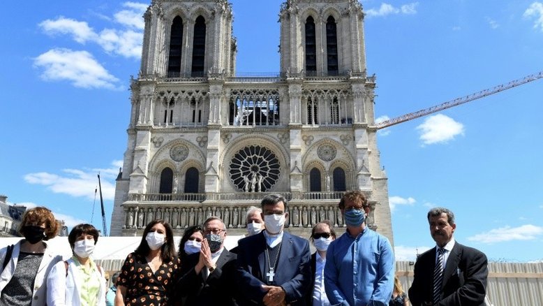 Esplanada de Notre-Dame reabre após incêndio