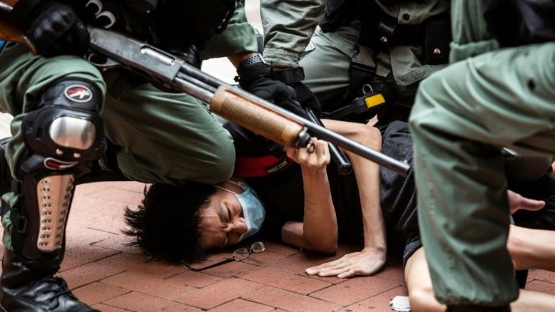 Imprensa chinesa divulga vídeo de espancamento de advogado em Hong Kong