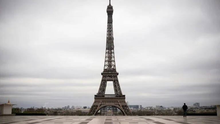 França registra 330 mortes por coronavírus em 24 horas