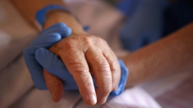 França registra menos de cem mortes por Covid-19 em 24 horas