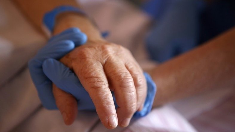 França registra menos de cem mortes por Covid-19 em 24 horas