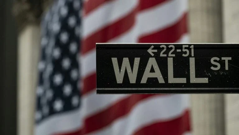 Wall Street cai após aumento no número de pedidos de seguro-desemprego