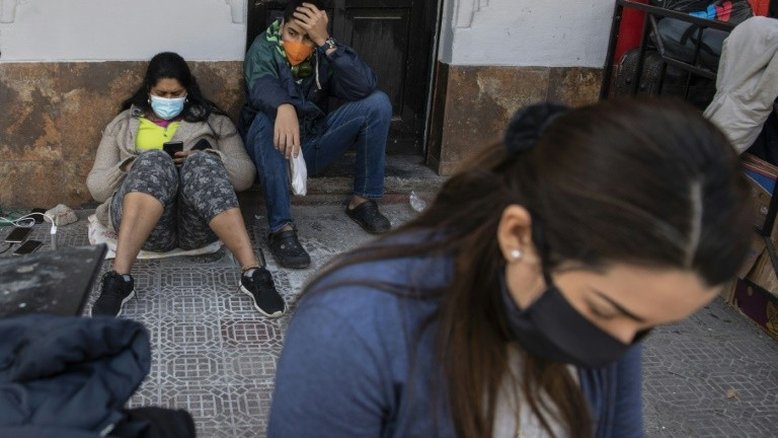 No Chile, centenas de venezuelanos suplicam por voo humanitário para Caracas
