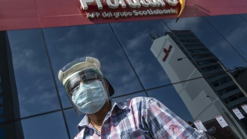 Mais de 230.000 peruanos dão entrada em fundos de pensão por COVID-19
