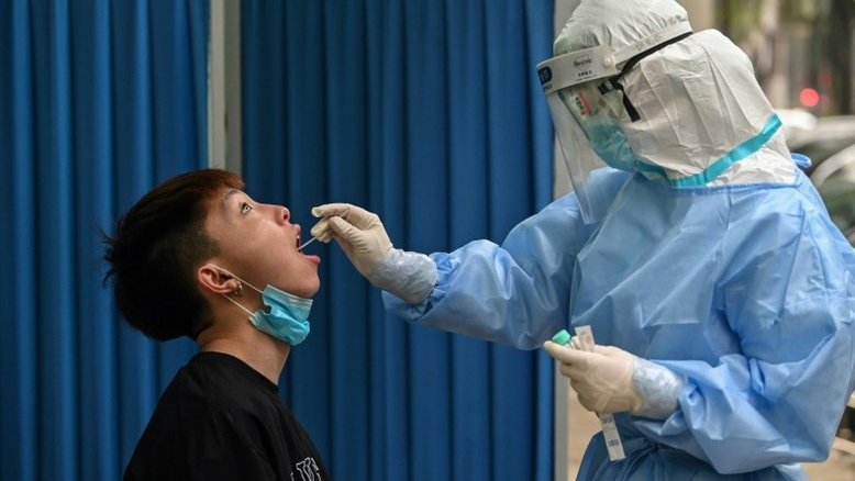 Em Wuhan, grande número de testes após novos casos de COVID-19