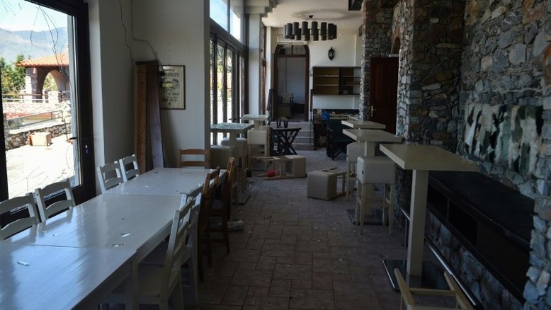 Habitantes de povoado grego expulsam refugiados violentamente