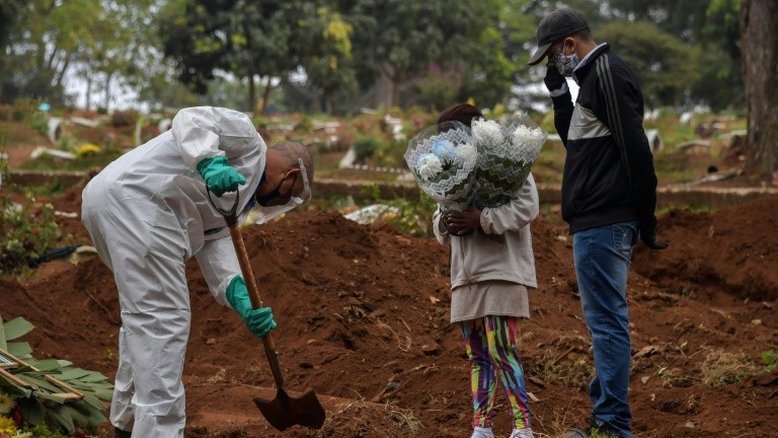 Maior cemitério do Brasil dobra o número de enterros diários