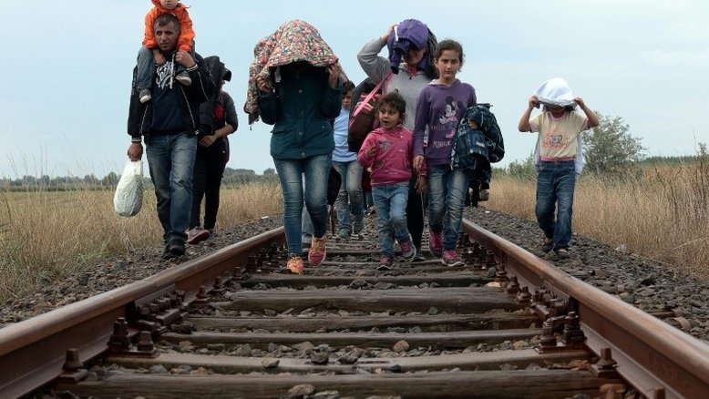 Hungria deve rever situação de migrantes em áreas de trânsito, diz TJUE