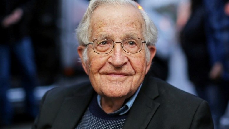 'EUA corre para o precipício', diz filósofo e linguista Noam Chomsky