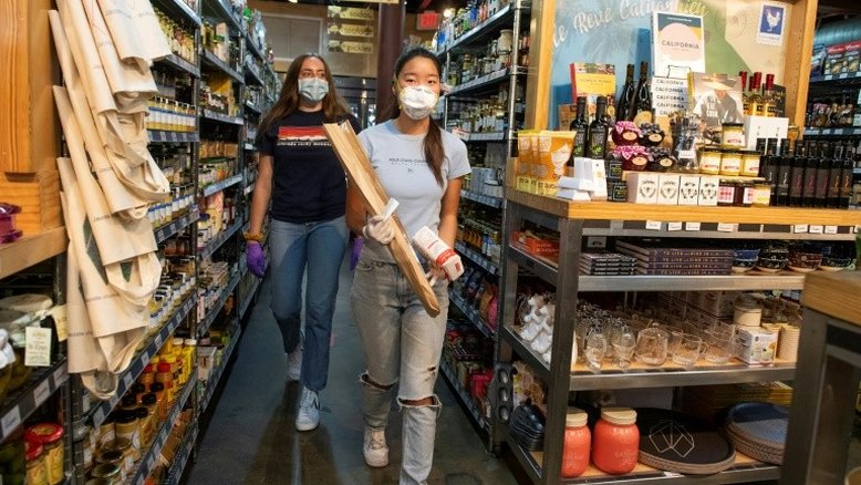 Estudantes da Califórnia distribuem alimentos para os vulneráveis da pandemia